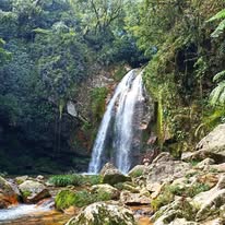 Cascada con visitantes